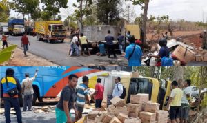 Mobil Sales Kecelakaan, Antrian Mengular di JL Raya Saronggi