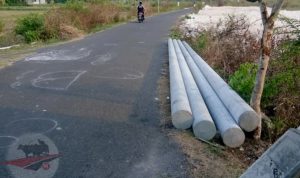 Setelah Ditulis Mata Madura, PLN Kirim 4 Tiang Listrik ke Desa Terisolir; Dakiring Socah