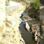 Kemarau Panjang, Warga Batumarmar Mandi dan Cuci Baju di Air Sungai Yang Keruh