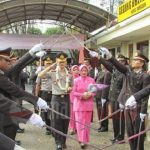 Pedang Pora Meriahkan Lepas Pisah Polres Pamekasan, AKBP DJoko Lestari Jabat Kapolres Baru