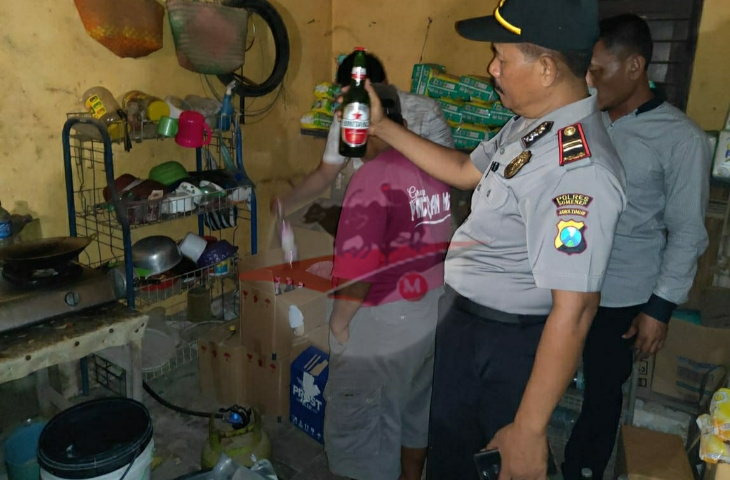 Polisi Amankan Puluhan Botol Miras