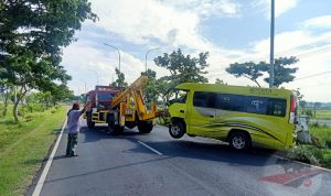 Minibus Tabrak Pembatas Jalan di Akses Suramadu