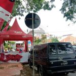 Alamak, Mobil Telkomsel di Bangkalan Jualan di Trotoar Dikeluhkan Pengguna Jalan