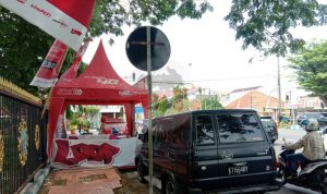 Alamak, Mobil Telkomsel di Bangkalan Jualan di Trotoar Dikeluhkan Pengguna Jalan