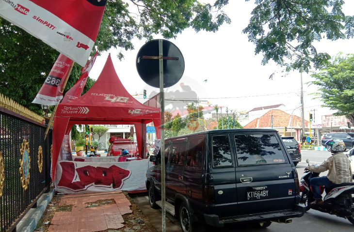 Mobil Telkomsel Jualan di Trotoar