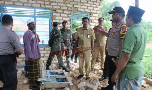 Kunjungi Korban Angin Puting Beliung di Pasongsongan, Kapolres dan Dandim Sumenep Serahkan Bantuan