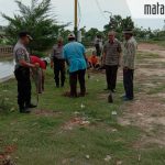 Antisipasi Banjir dan Tanah Longsor, Forkopimka Saronggi Lakukan Penanaman Bibit Pohon di Tepi Kali Saroka