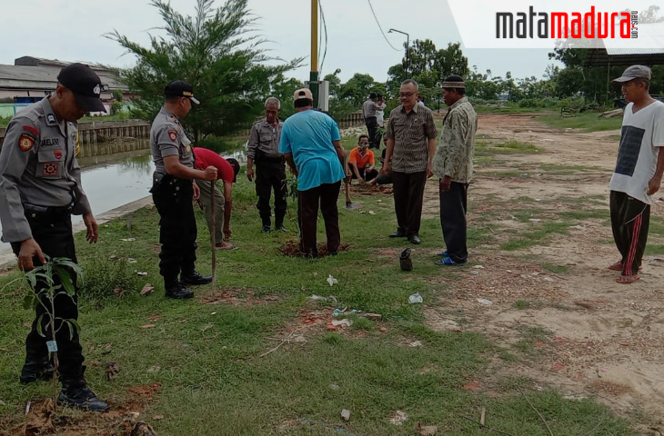 Penanaman 100 Bibit Pohon di Kali Saroka