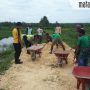 Polsek Saronggi Timbun Jalan PUD yang Becek