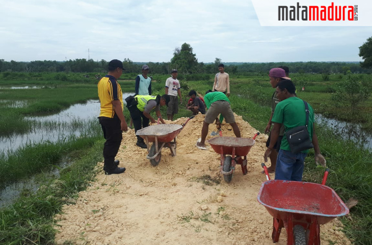 Polsek Saronggi Timbun Jalan PUD yang Becek
