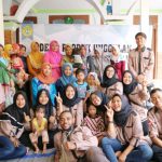 Mahasiswa UTM Ajari Ibu-Ibu Buat Dodol Siwalan dan Teh Daun Kelor