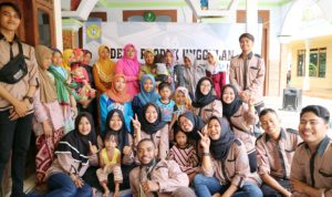 Mahasiswa UTM Ajari Ibu-Ibu Buat Dodol Siwalan dan Teh Daun Kelor