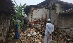 Akibat Hujan Disertai Angin Kencang, Satu Rumah Warga Pakondang Ambruk