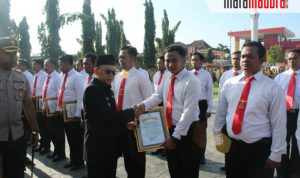 Bupati Busyro Beri Penghargaan 23 Anggota Polres Sumenep