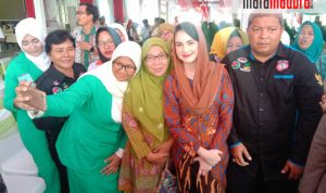 Bikin Adem, Cerita Keramahan Arumi Bachsin Terima Ajakan Foto Warga Bangkalan