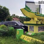 Mobil Innova Hitam Seruduk Tugu Perahu Konjukongan di Jalan Raya Dasuk