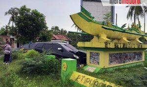 Mobil Innova Hitam Seruduk Tugu Perahu Konjukongan di Jalan Raya Dasuk