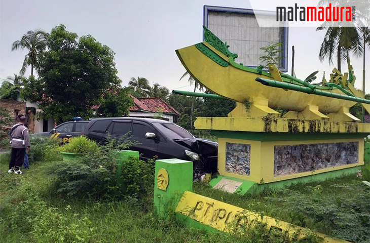 Mobil Innova Hitam