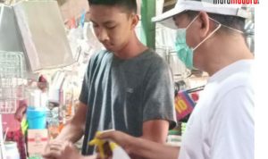 Cegah Covid-19, Herman Dali Semprotkan Cairan Hand Sanitezer ke Tangan Warga