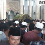 Usai Dishalatkan, Ribuan Pelayat dan Santri Berebut Memikul Keranda Ibunda Ra Fikri-Ra Mamak