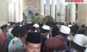 Usai Dishalatkan, Ribuan Pelayat dan Santri Berebut Memikul Keranda Ibunda Ra Fikri-Ra Mamak