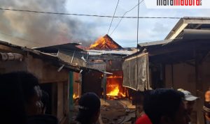 Api Menjalar ke Bagian Tengah Pasar Candi, Pemilik Toko Kebingungan