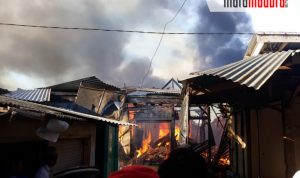 Air Satu Unit Damkar Habis, Api yang Melalap Pasar Candi Belum Jinak