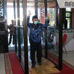 Cegah Penyebaran Covid-19, Bupati Busyro Pasang Bilik Disinfektan di Kantor Pemkab Sumenep