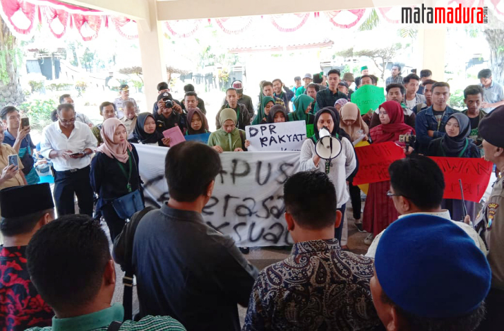 Demo DPRD, Kohati Bangkalan: Kekerasan Seksual Jangan Diabaikan