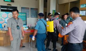 Cegah Covid 19, Gedung PN Bangkalan Disemprotkan Cairan Disinfektan