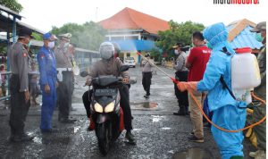 Kapolres Bangkalan Pimpin Penyemprotan Disinfektan di Pelabuhan KamalÂ 