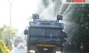 Serius Tangani Covid-19, Polres Bangkalan Semprot Disinfektan di Seputaran Jalan Protokol