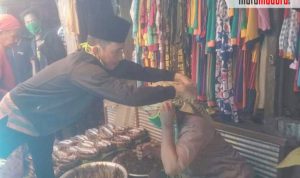 Cegah Corona, Indra Bustomi Bagikan Masker dan Semprot Disinfektan di Pasar Blega