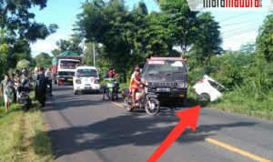 Mobil Toyota Cayla Ini Nyungsep di Km 10 Jalan Nasional Saronggi