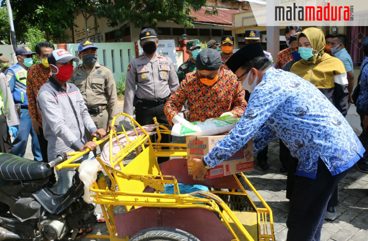 Bantu Warga Terdampak Virus Corona