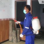 Mencegah Covid-19, Pemuda Junok Semprot Tempat Ibadah di Burneh