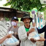 Aliansi Jurnalis Bangkalan Bagi Sembako ke Abang Becak dan Sopir Angkot