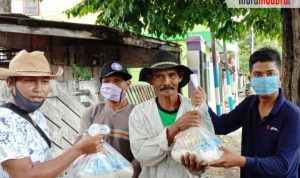 Aliansi Jurnalis Bangkalan Bagi Sembako ke Abang Becak dan Sopir Angkot