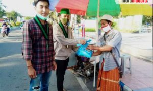HMI Cabang Bangkalan Bagikan Sembako untuk Buruh Harian