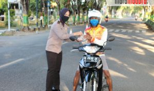 Saban Hari, Dapur Umum Polres Sumenep Bagikan Nasi Bungkus untuk Buka Puasa