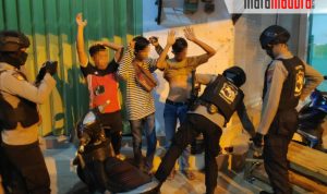 Patroli di Tengah Pandemi Covid-19, Tim Jokotole Polres Sumenep Temukan Sekelompok Peminum Arak