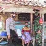 Polres Bangkalan Door To Door Bagikan Paket Sembako Bagi Warga Terdampak Covid-19