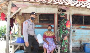 Polres Bangkalan Door To Door Bagikan Paket Sembako Bagi Warga Terdampak Covid-19