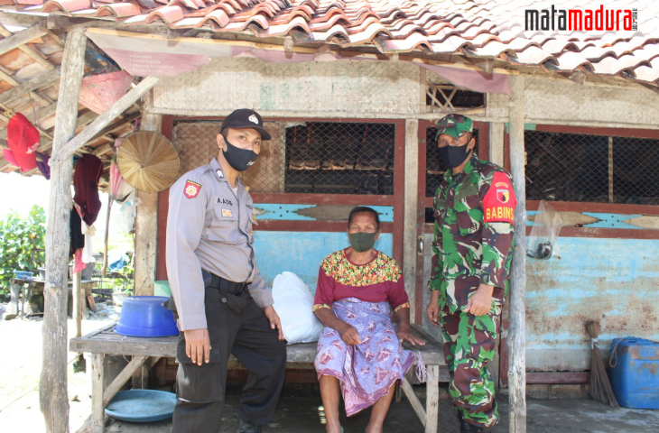 Polres Bangkalan Door To Door Bagikan Paket Sembako Bagi Warga Terdampak Covid-19