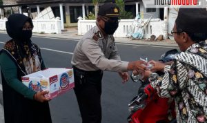 Ramadan Peduli, LPM Dialektika INKADHA Bagikan Ratusan Takjil