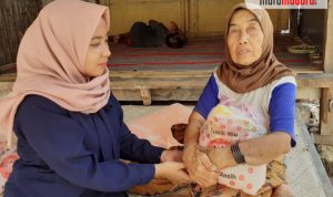 Bagi-bagi Paket Sembako di Pulau Sapudi dari Lembaga Kemanusiaan