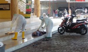 Ada Jenazah Tergeletak di Teras Masjid Senenan Bangkalan, Tim Medis Evakuasi Pakai APD