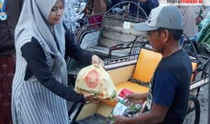 IKA PMII Pragaan Bagi-bagi Paket Sembako ke Abang Becak