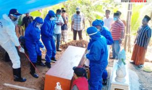 Jenazah di Pragaan Sumenep Dikubur dengan Protokol Covid-19