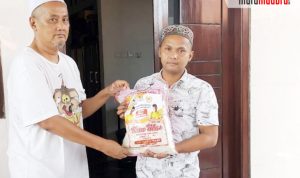 Pesan KH Imron Fattah saat Serahkan Sembako Milik Politisi Golkar